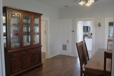 Countryside Farmhouse, backporch breezes, hillside views, and in Walburg!