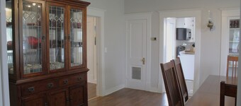 Countryside Farmhouse, backporch breezes, hillside views, and in Walburg!