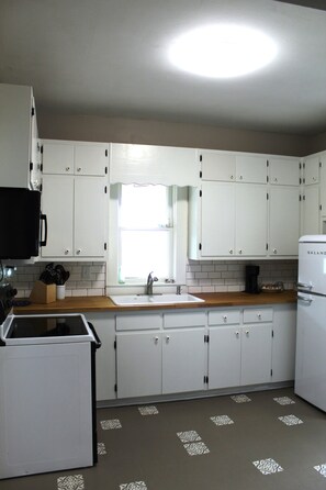 Kjøleskap, mikrobølgeovn, ovn og kokeplater