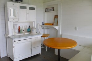 Interior - Countryside Farmhouse, backporch breezes, hillside views, and in Walburg! (Georgetown)