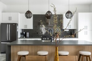 Frigorifero, microonde, forno, piano cottura