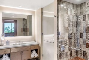 Toallas, jabón, shampoo, papel de baño