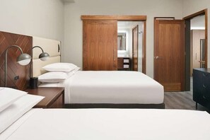 1 Schlafzimmer, Zimmersafe, Schreibtisch, Bügeleisen/Bügelbrett