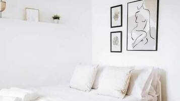 6 bedrooms, iron/ironing board, travel cot, WiFi