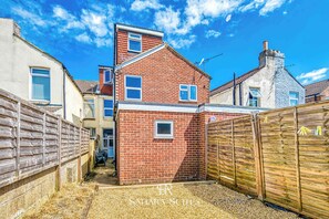 Property grounds - Spacious 6BR Portsmouth Home • Contractors Stay (Portsmouth)