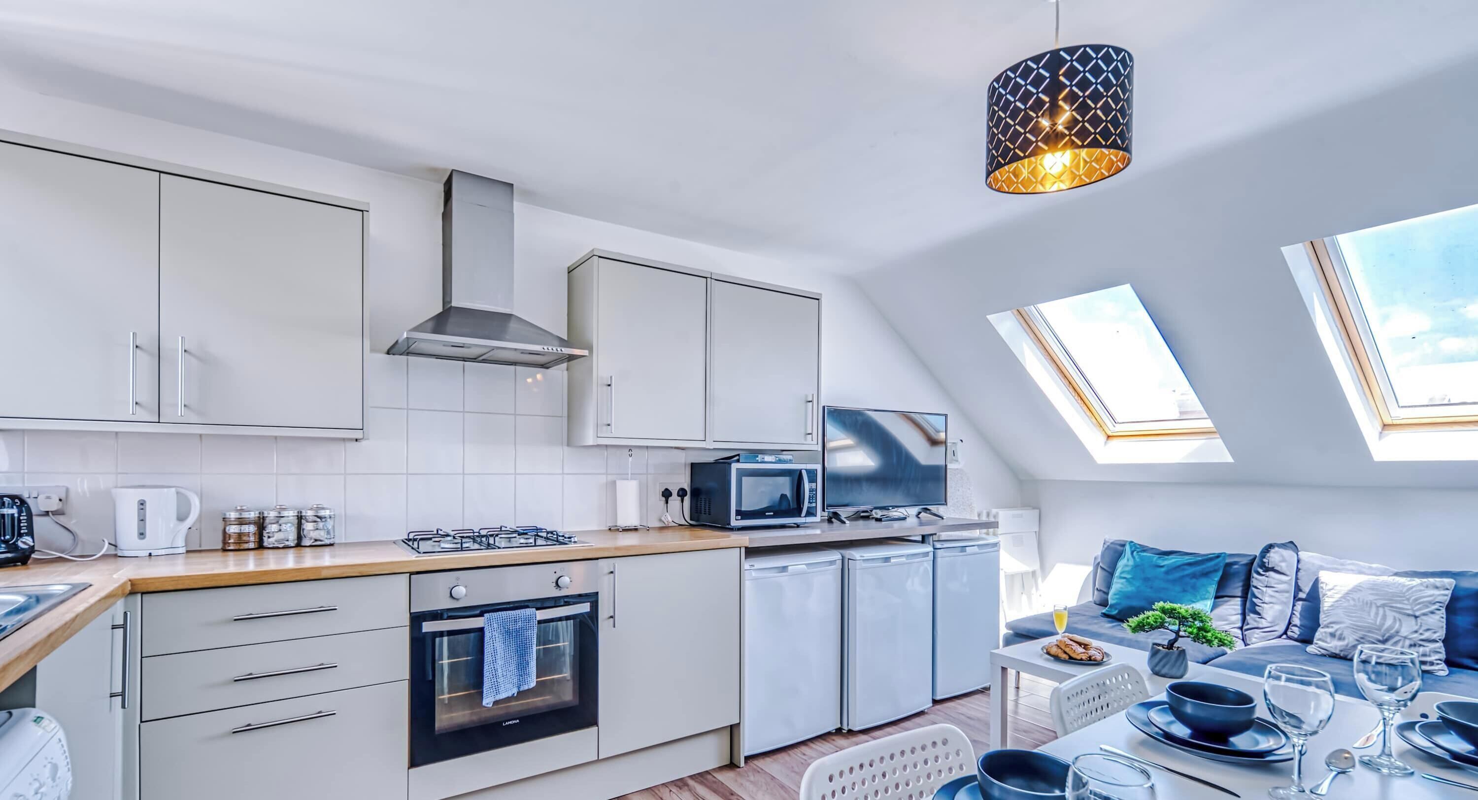 Kjøleskap, mikrobølgeovn, ovn og kokeplater