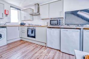 Fridge, microwave, oven, stovetop - Spacious 6BR Portsmouth Home • Contractors Stay (Portsmouth)