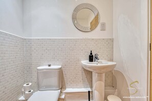 Shower, hair dryer, towels - Modern 4BR Home - Central Birmingham - Parking (West Midlands)