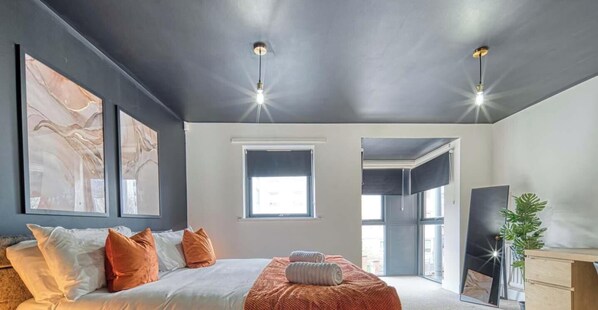 4 bedrooms, iron/ironing board, travel cot, WiFi - Modern 4BR Home - Central Birmingham - Parking (West Midlands)