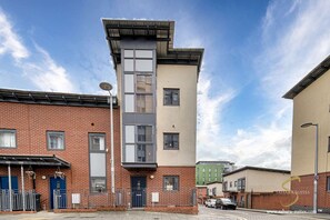 Exterior - Modern 4BR Home - Central Birmingham - Parking (West Midlands)