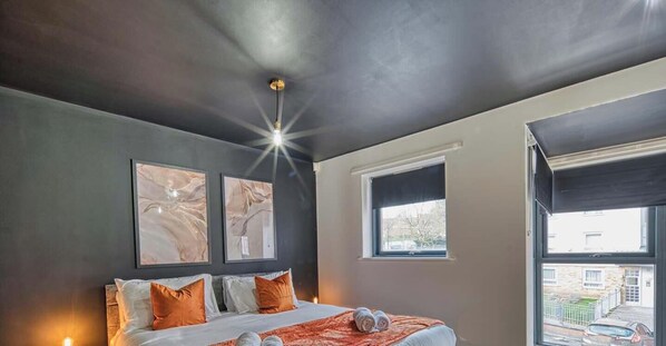 4 bedrooms, iron/ironing board, travel cot, WiFi - Modern 4BR Home - Central Birmingham - Parking (West Midlands)
