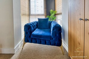 TV, offices - Modern 4BR Home - Central Birmingham - Parking (West Midlands)