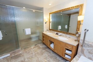 Hair dryer, bidet, towels, soap - Las Vegas | Vegas Nightlife Escape | Pool & Spa (Las Vegas)