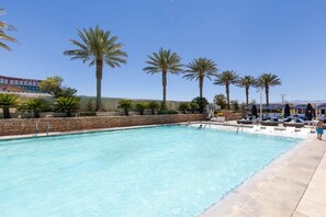 Pool - Las Vegas | Luxury Vegas Getaway | Pool & Spa | 2BR Plus (Las Vegas)