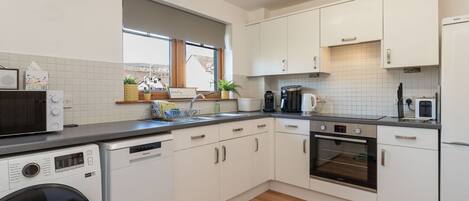 Mikroaaltouuni, uuni, astianpesukone, leivänpaahdin