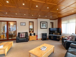TV - Beautiful private villa for 14 people with WIFI, hot tub, TV, patio and pets allowed (Aviemore)
