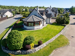 Exterior - Beautiful private villa for 14 people with WIFI, hot tub, TV, patio and pets allowed (Aviemore)