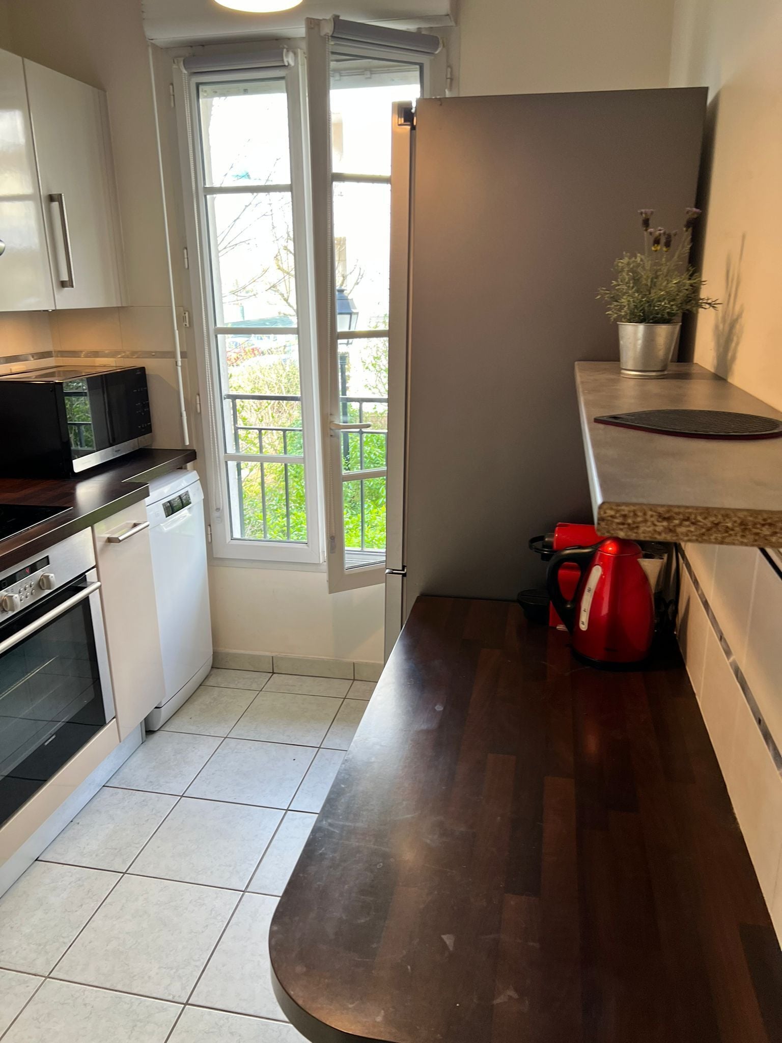 Een koelkast, een microgolfoven, een oven, een kookplaat