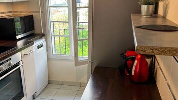 Een koelkast, een microgolfoven, een oven, een kookplaat