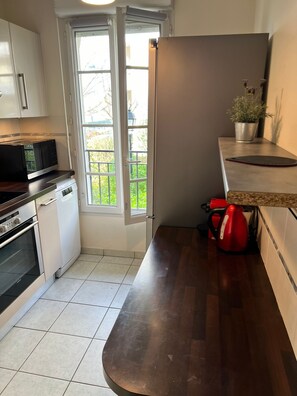 Réfrigérateur, micro-ondes, four, plaque de cuisson