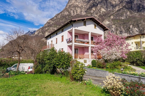 Pflanze, Himmel, Gebäude, Wolke, Eigentum, Berg, Fenster, Haus, Blume, Baum