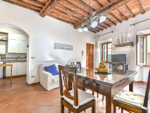 Dining - Lovely apartment for 3 guests with A/C, WIFI, TV and pets allowed (Rio Marina)