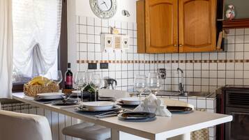 Microonde, forno, lavastoviglie, seggiolone