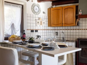 Microonde, forno, lavastoviglie, seggiolone