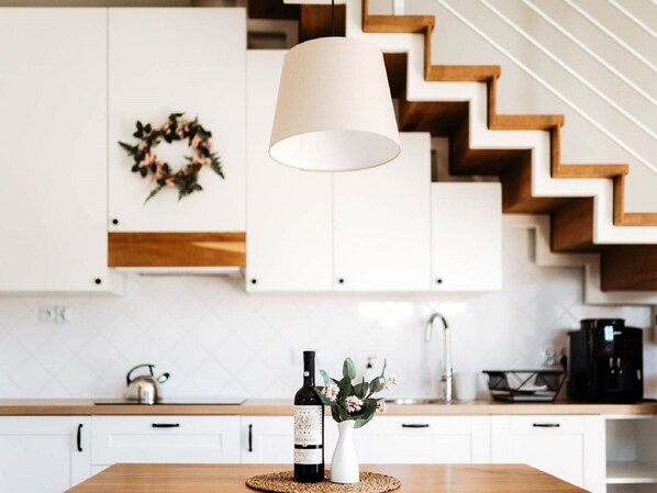 Microones, rentaplats i una taula de menjador