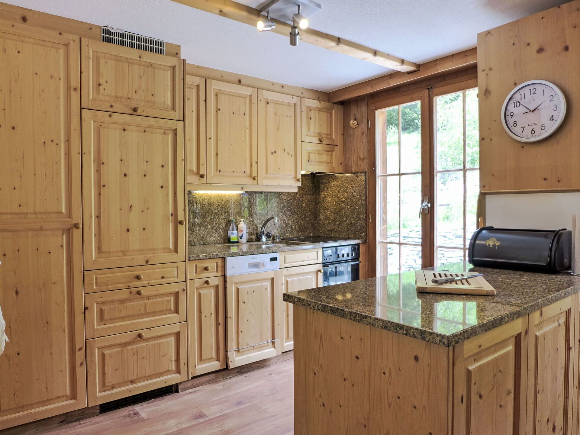 Lave-vaisselle, grille-pain, chaise haute, tables à manger