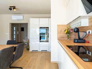 Een magnetron, een oven, een vaatwasser, een kinderstoel