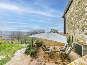 Outdoor dining - Cosy apartment for 4 guests with WIFI, TV, patio, pets allowed and panoramic view (Greve In Chianti)