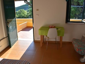 1 habitación, cuna de viaje y ropa de cama 