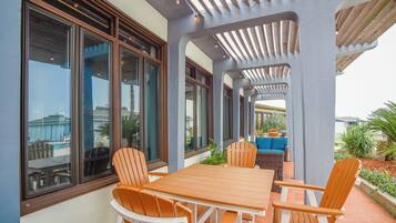 Condo, varias camas, patio, vista al océano (Casa Sea-Esta) | Restaurante al aire libre