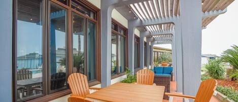 Leilighet, flere senger, terrasse, havutsikt (Casa Sea-Esta) | Utendørsservering