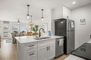 Appart'hôtel, plusieurs lits, patio, vue océan (Casa Sea-Esta) | Cuisine privée | Réfrigérateur, micro-ondes, four, plaque de cuisson