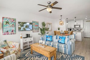 Leilighet, flere senger, terrasse, havutsikt (Casa Sea-Esta) | Oppholdsområde | En 42-tommers Flatskjerm-TV med digitale kanaler