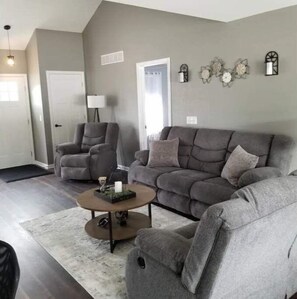 Smart TV, books - Comfort at the Crossroads (Rossford)