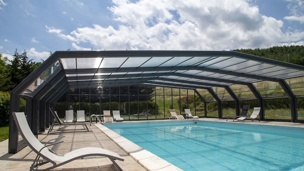 A swimming pool with a glass-enclosed deck, lounge chairs, and a clear view of the surrounding greenery. - Beautiful private villa with WIFI, private pool, TV, terrace, pets allowed and panoramic view (Trivigno)