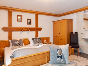 4 bedrooms, travel crib, free WiFi - Nice apartment for 9 people with WIFI, TV and balcony (Kappl)