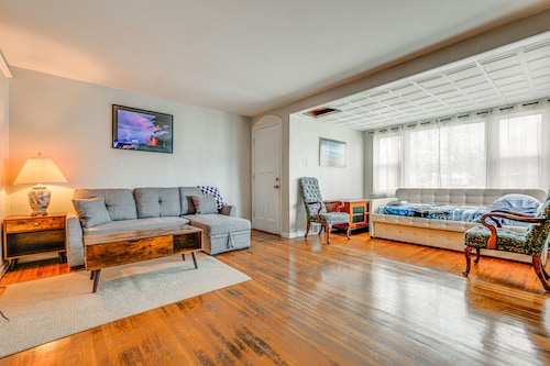 6 Mi to Dtwn Attractions: Buffalo Apartment!