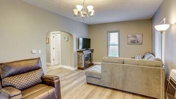 Una televisión, una chimenea, libros