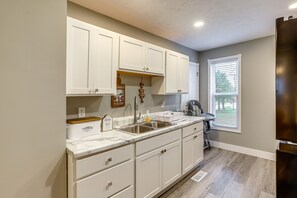 ثلاجة، ميكروويف، موقد طهي مسطح، ماكينة لصنع القهوة/الشاي