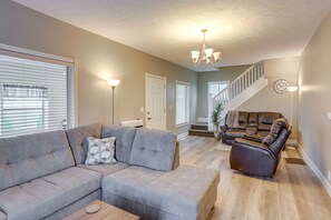 تلفزيون، مدفأة، كُتُب