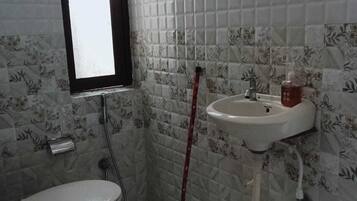 Doccia, asciugacapelli, asciugamani, sapone