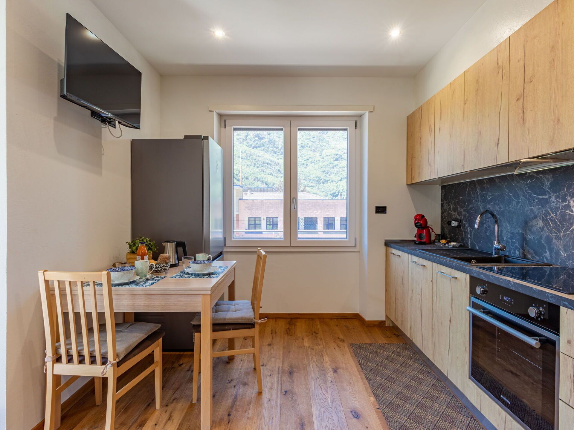 Cabinetry, Möbel, Countertop, Fenster, Spüle, Gebäude, Sinken, Holz, Flooring, Tabelle