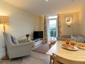 Una televisión, una chimenea