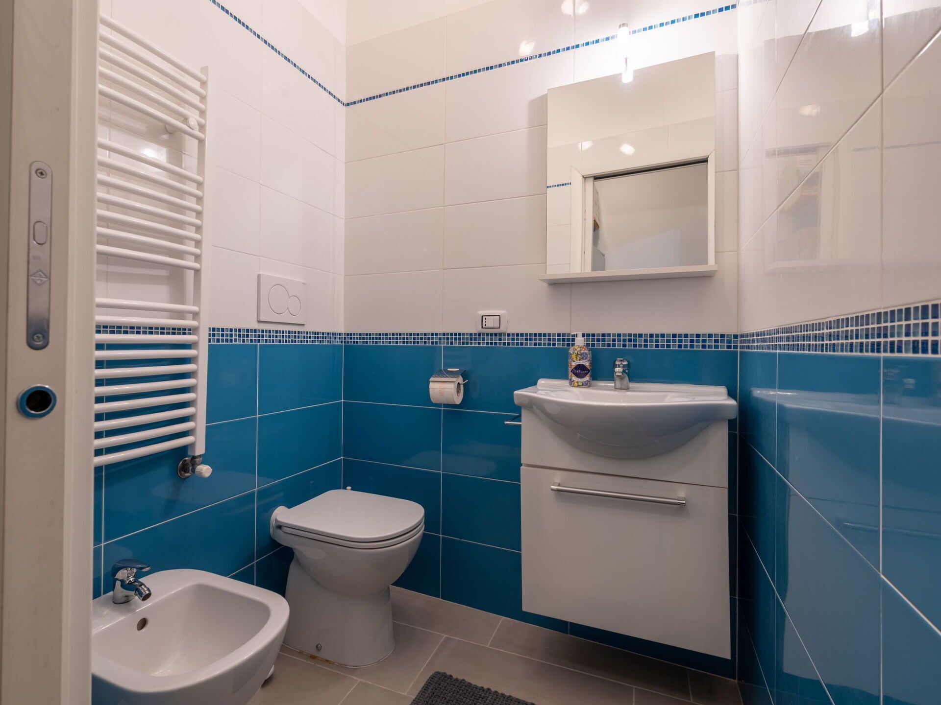 Une salle de bain moderne équipée de toilettes, d’un bidet et d’un lavabo.