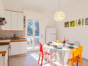 Mikrowelle, Ofen, Geschirrspüler, Hochstuhl