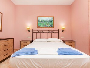 4 bedrooms, travel crib, WiFi (free)